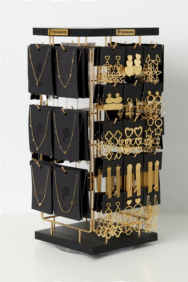 Display gefüllt mit Halsketten, Armbändern und Ohrringen